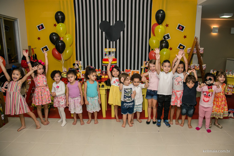 crianças reunidas no aniversario
