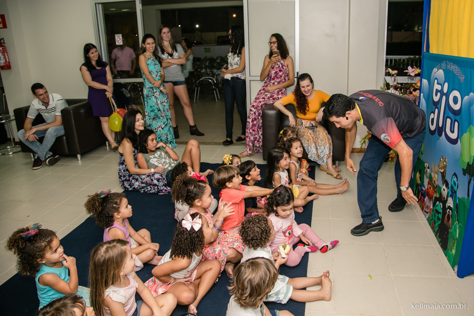 tio diu, crianças assistindo teatro infantil