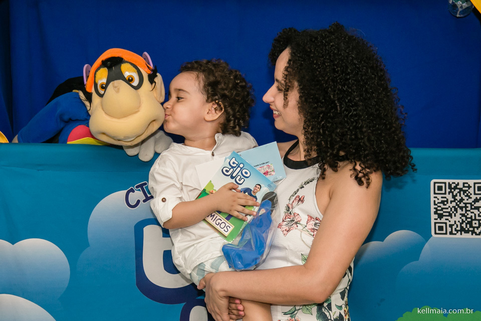 criança beijando boneco no seu aniversário