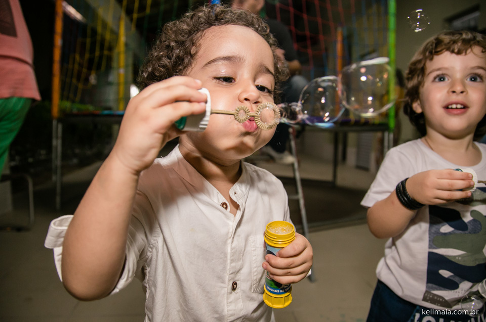 menino fazendo bola de sabao festa de aniversario