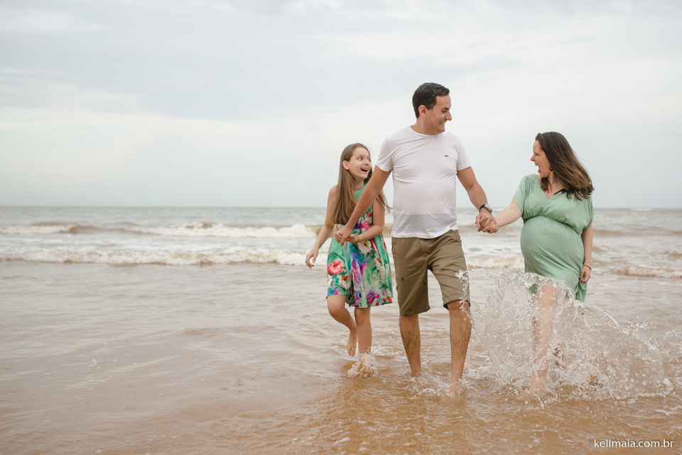 dentro do mar com a mãe gestante