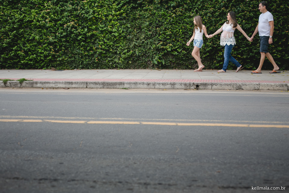 familia andando na calçada