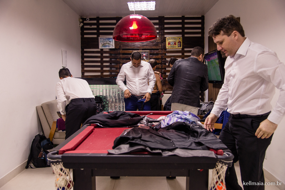 noivo e padrinhos se arrumando