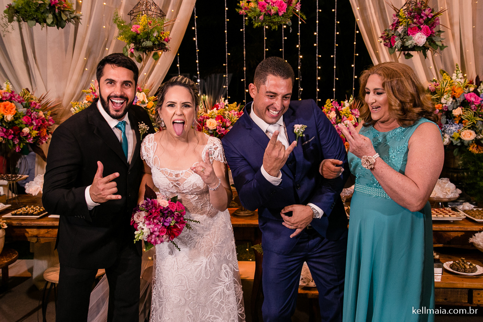 tia do noivo tentando fazer mão de rock and roll