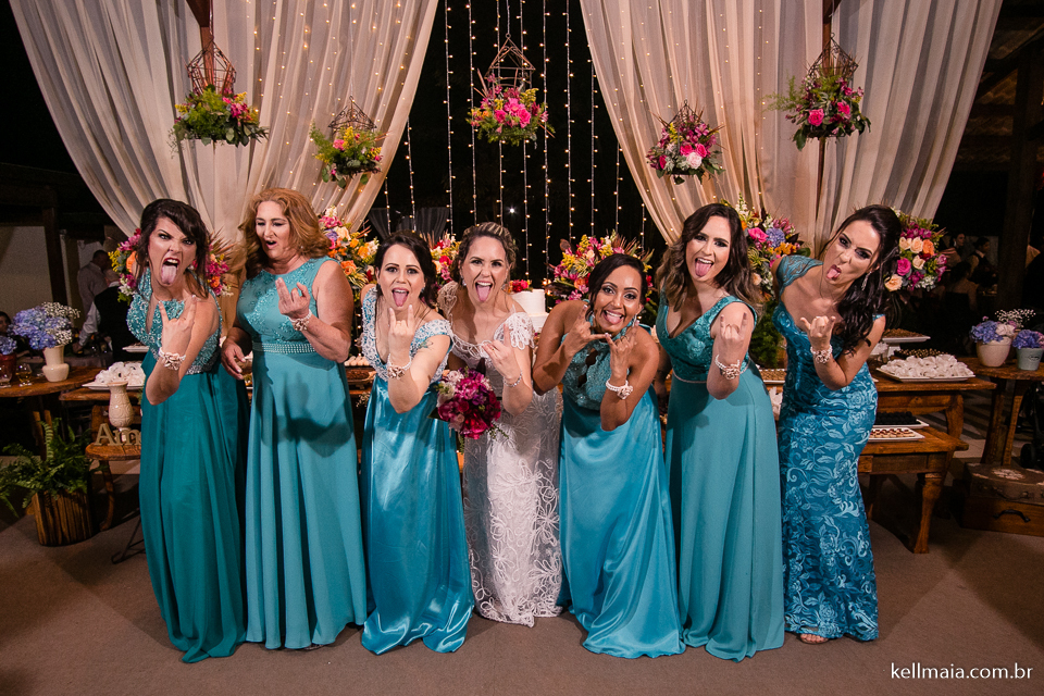 noiva e madrinhas fazem careta na foto
