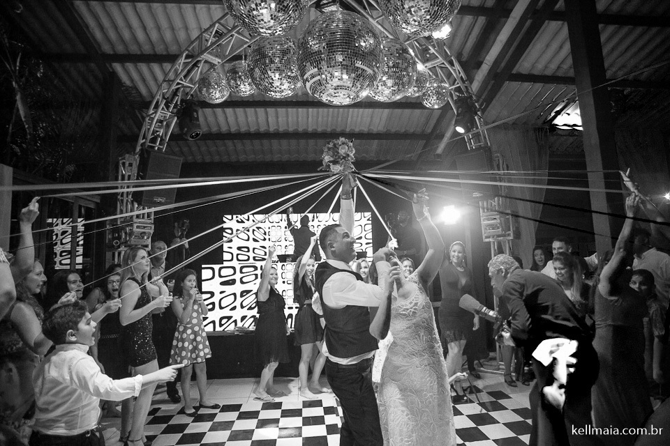 noiva cortando fitas para buquê de amiga