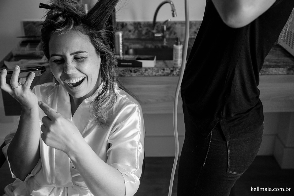 noiva no telefone, rindo