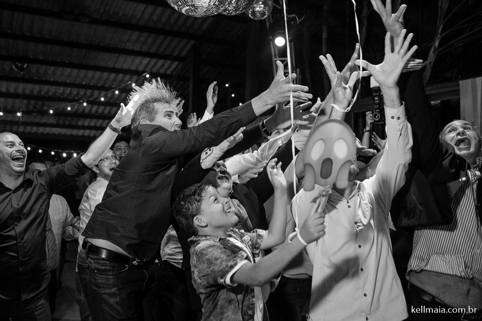 noivo joga caixa de whisky