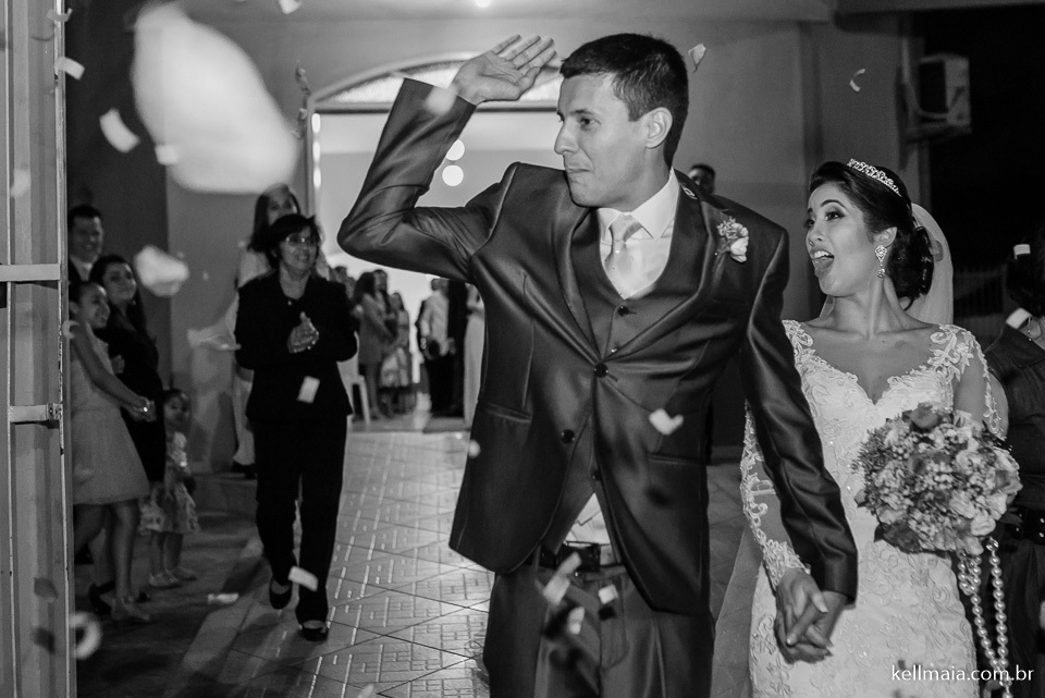 Noivo reclamando do estouro de papeis