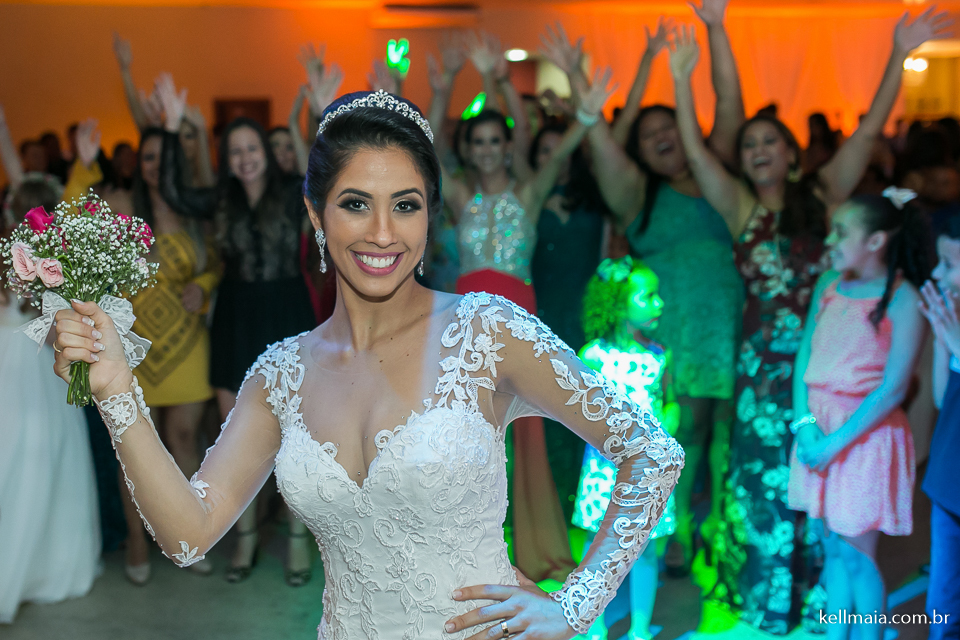 Noiva vai jogar o buquê