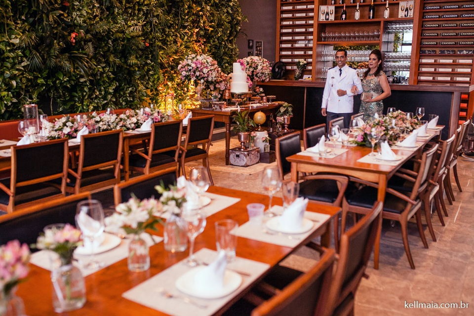 noivo entrando no casamento