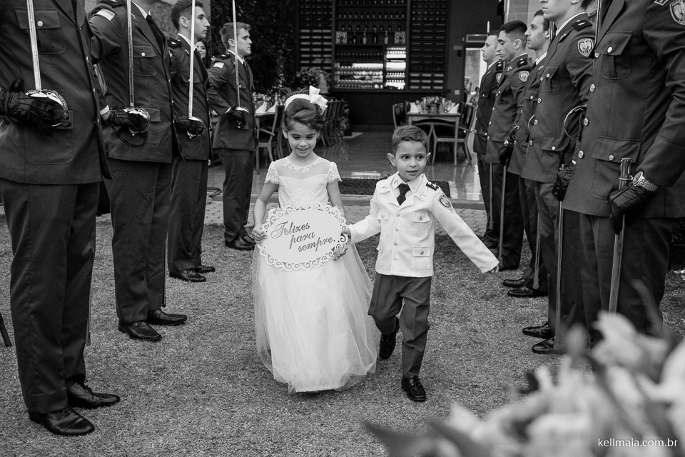 dama e pajen com roupa da policia militar