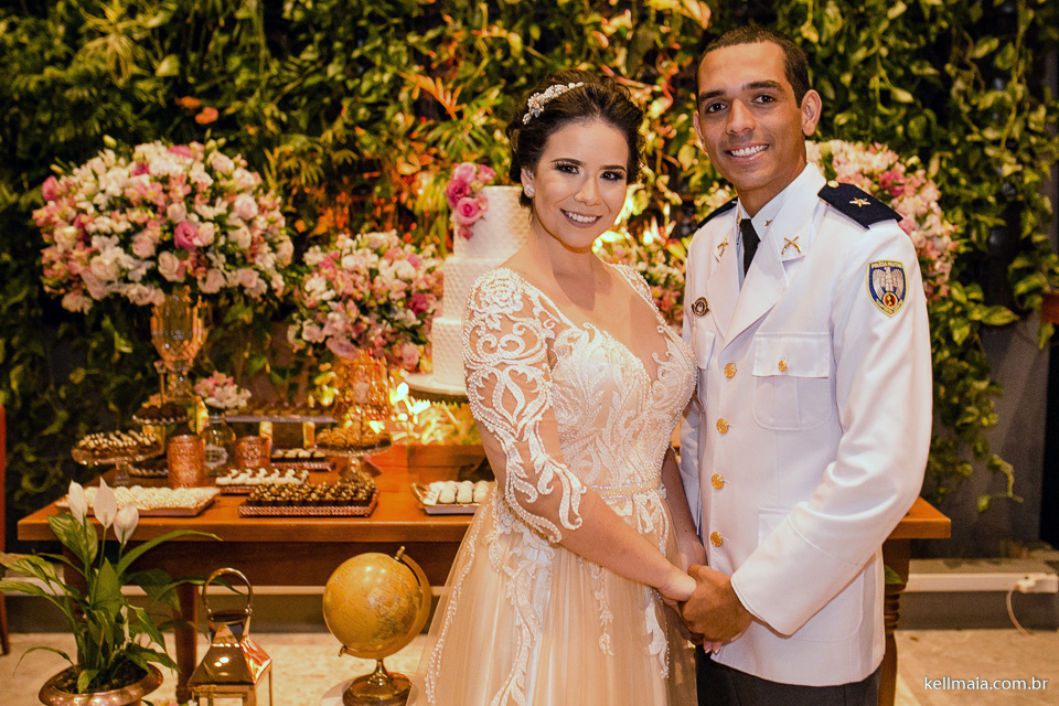 noivos na mesa do bolo