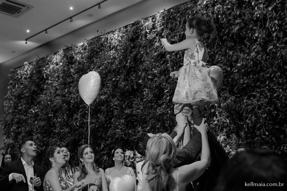 menina no alto em casório