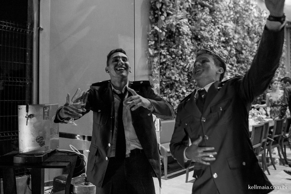 convidados rindo demais no casamento