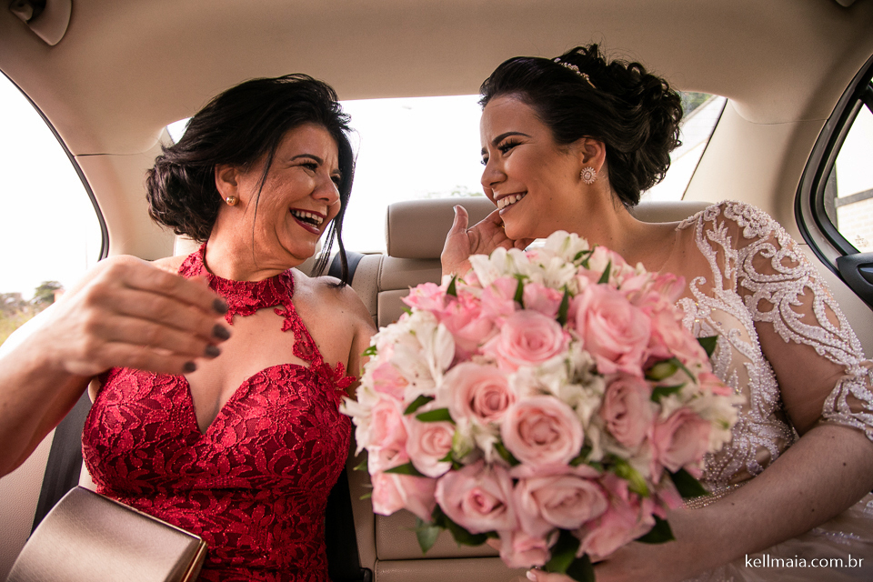 noiva e mãe no carro