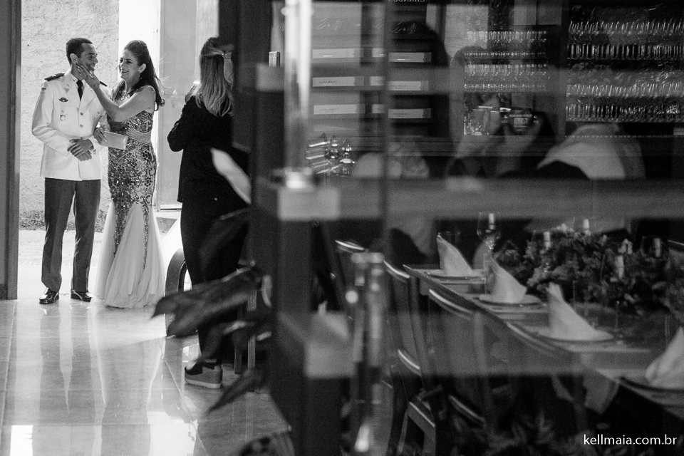 noivo recebendo o carinho da mãe antes de entrar na cerimônia