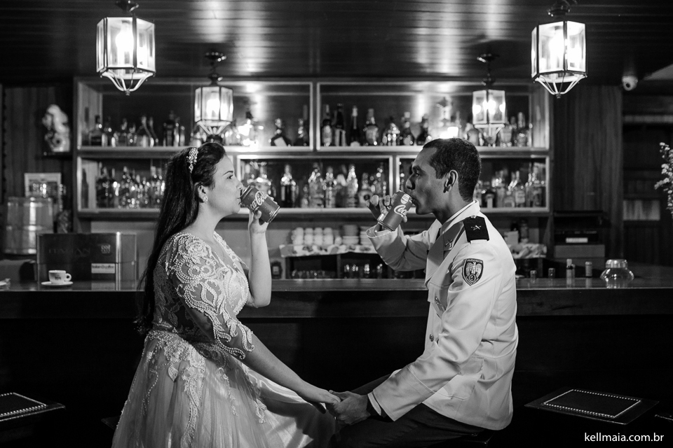 noivos tomando coca-cola no bar do hotel