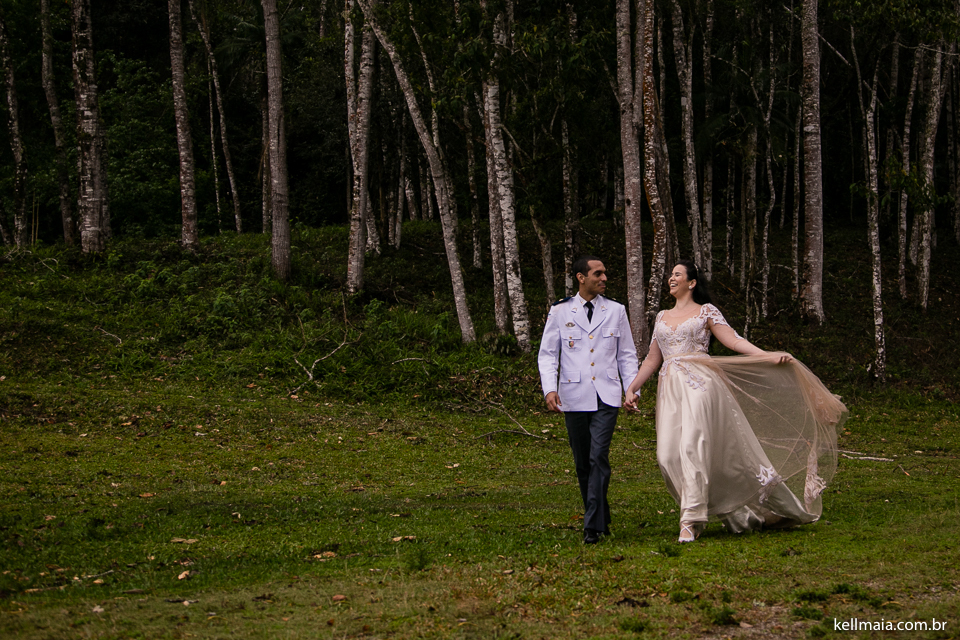 noivos caminhando pelo resort