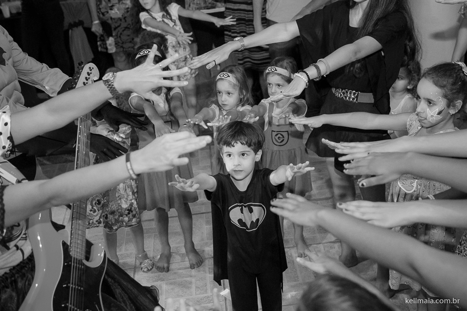 galera dançando no aniversário de criança