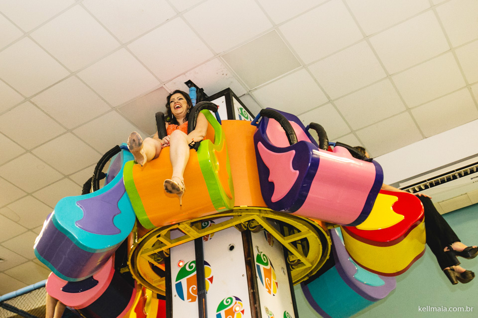 Fotografia por Kell Maia, em Vitória, ES, 2015, mamãe brincando no aniversário infantil