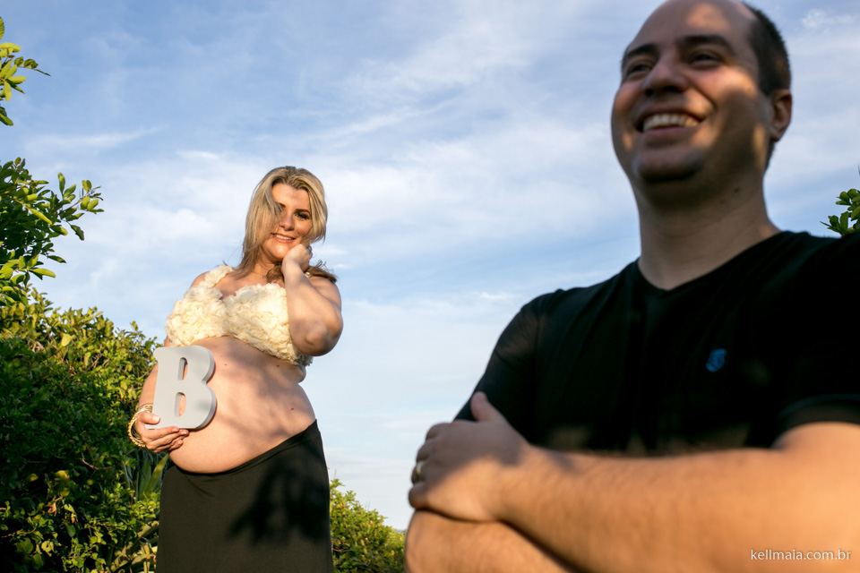 Fotografia por Kell Maia, Vila Velha, Barra do Jucu, ES, 2016, praia, gestante segurando letra de mdf