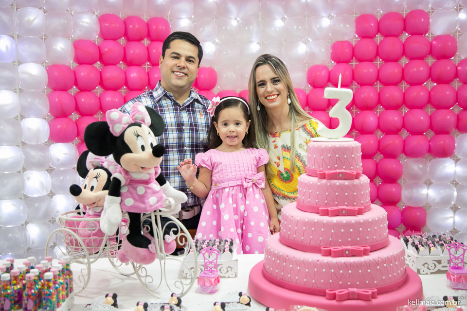 Fotografia por Kell Maia, Aniversário infantil da Manuela, em Vila Velha ES, foto no bolo, com papai e a mamãe