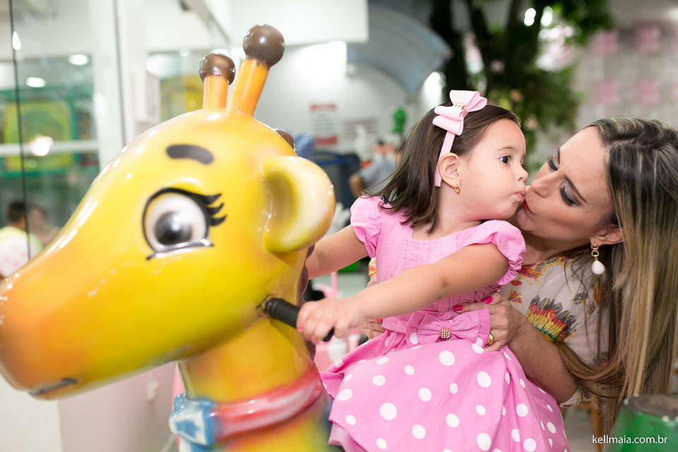 Fotografia por Kell Maia, Aniversário infantil da Manuela, em Vila Velha ES, beijinho na mamãe
