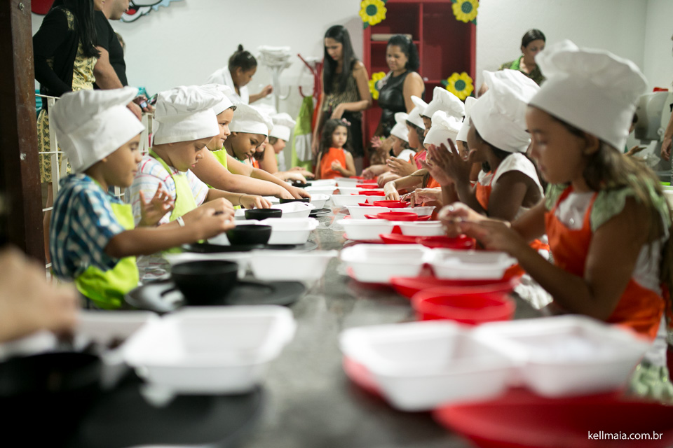 Fotografia por Kell Maia, Aniversário infantil da Manuela, em Vila Velha ES, crianças fazendo brigadeiro