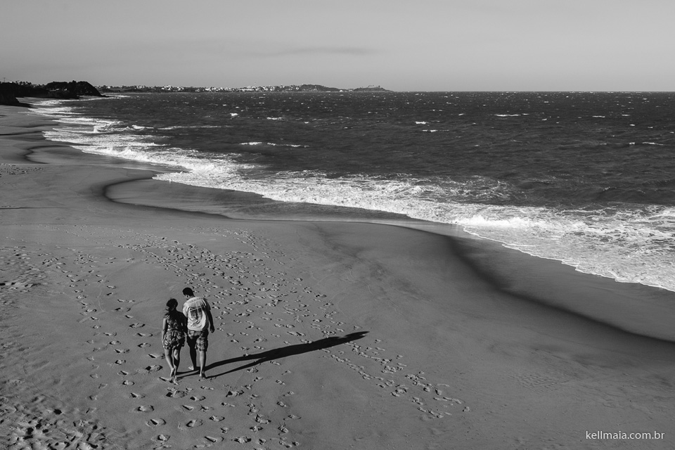 Fotografia por Kell Maia, Anchieta, ES, 2015, Juliana e Bernardo, Pré-casamento, andando na praia
