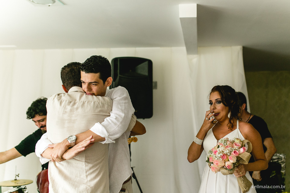 Fotógrafo de casamento, Kell Maia, Vila Velha, ES, 2015, Paola e Relri, abraço do noivo no pai