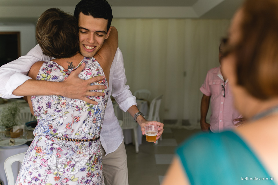 Fotógrafo de casamento, Kell Maia, Vila Velha, ES, 2015, Paola e Relri, abraço no noivo