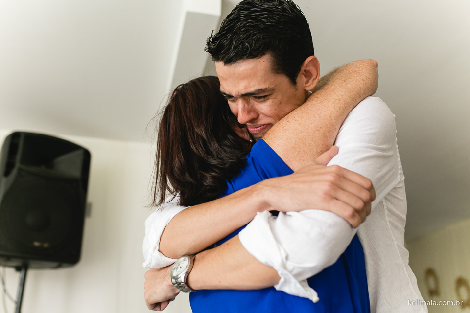 Fotógrafo de casamento, Kell Maia, Vila Velha, ES, 2015, Paola e Relri, abraço do noivo na avó