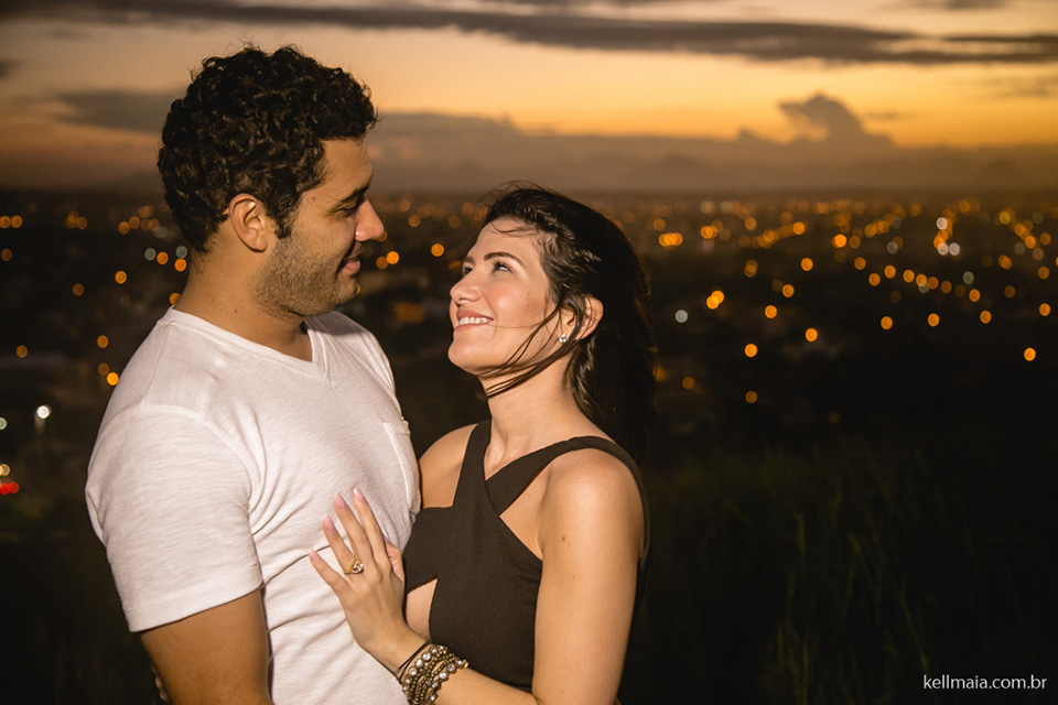 Fotógrafo de casamento, Vila Velha, ES, Barra do Jucu, Yasmin e Chiquinho, 2016, casal no fim de tarde com luzes da cidade