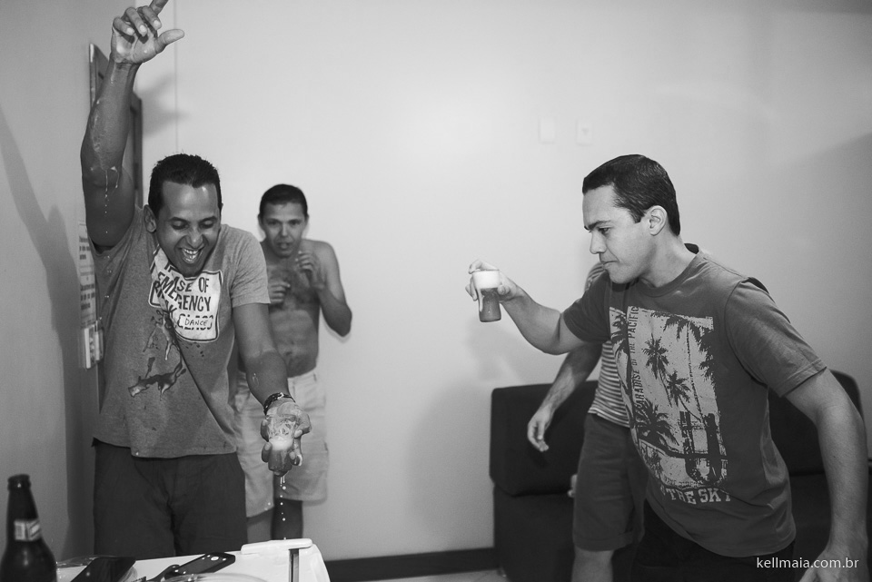 Fotógrafo de casamento, Vila Velha, ES, 2016, Léia e Renato, Kell Maia, noivo tomando cerveja antes do casamento