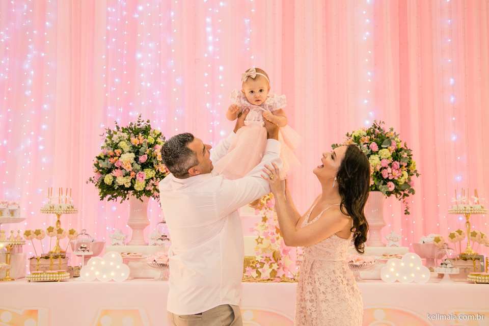 menina alegre em seu aniversario