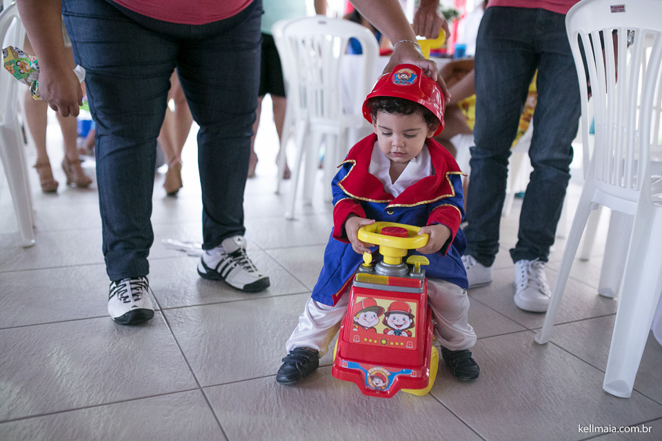 Fotógrafo de aniversário infantil, Serra, ES, Kell Maia, 2014, Davi, criança no carro de bombeiro