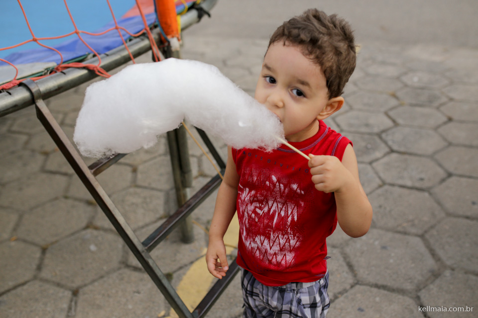 Fotógrafo de aniversário infantil, Serra, ES, Kell Maia, criança comendo algodão doce