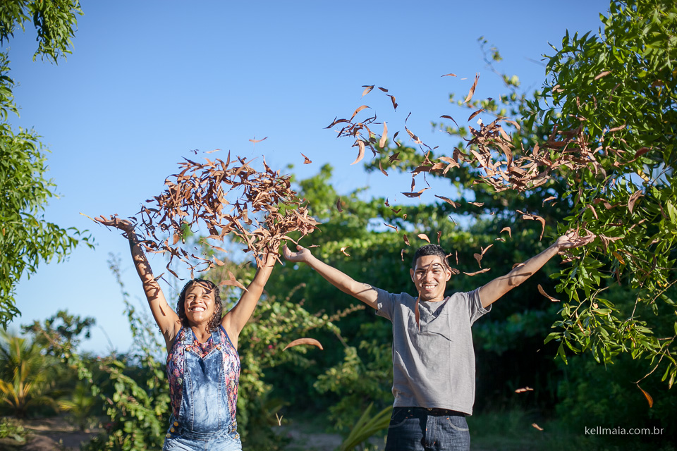 Fotografia de Gestante, Grávida, Kell Maia, Nathália e Filipe, 2015, Serra, ES, papais jogando folha seca para o alto