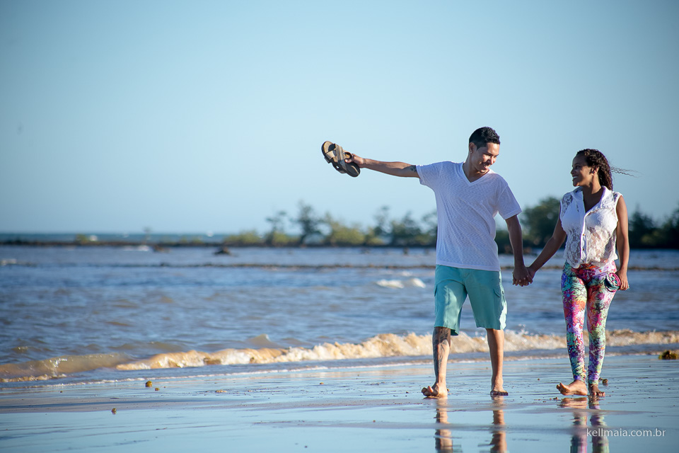 Fotografia de Gestante, Grávida, Kell Maia, Nathália e Filipe, 2015, Serra, ES, papais na praia e sorrindo