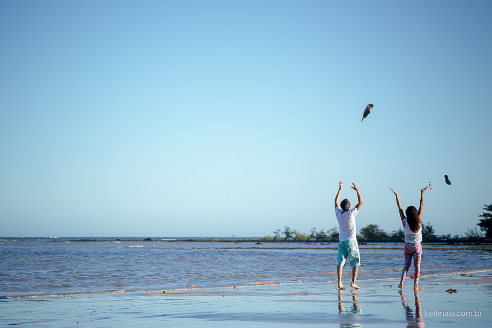 Fotografia de Gestante, Grávida, Kell Maia, Nathália e Filipe, 2015, Serra, ES, papais jogando chinelo para o alto