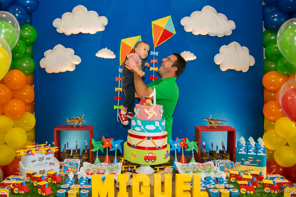 Fotógrafo de aniversário infantil, Miguel Santiago, 2015, Serra, ES, Kell Maia, papai jogando neném pro alto