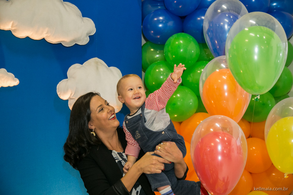 Fotógrafo de aniversário infantil, Miguel Santiago, 2015, Serra, ES, Kell Maia, mamãe brincando com o aniversariante