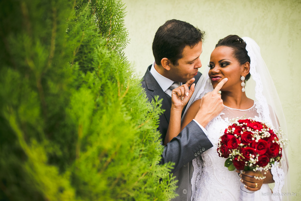 noivos atrás da árvore