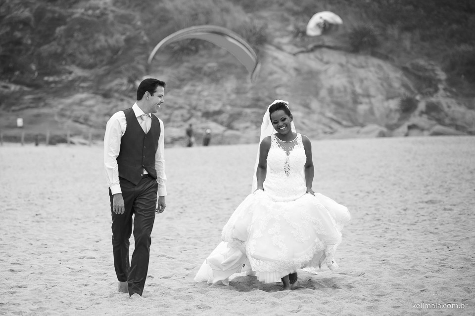 noivos na praia e paraglider