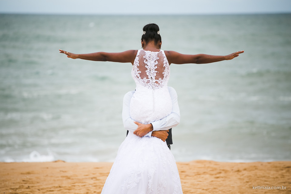 noivo levantou a noiva na praia