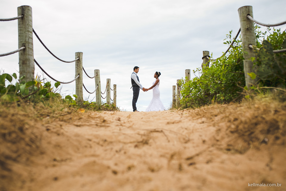 noivos de mão dada na praia