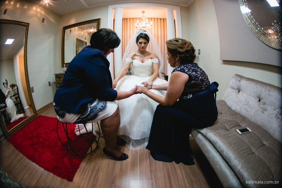 noiva orando e rezando com a mãe e a sogra