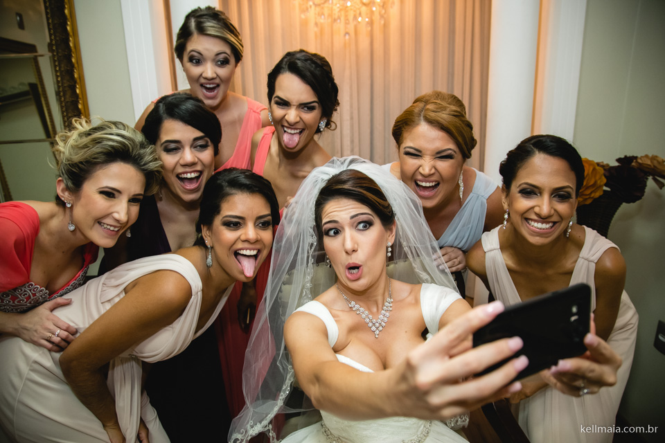 noiva fazendo careta com as madrinhas, bem diferente