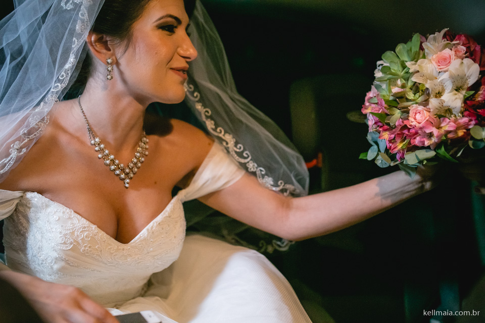 noiva recebendo o buquê